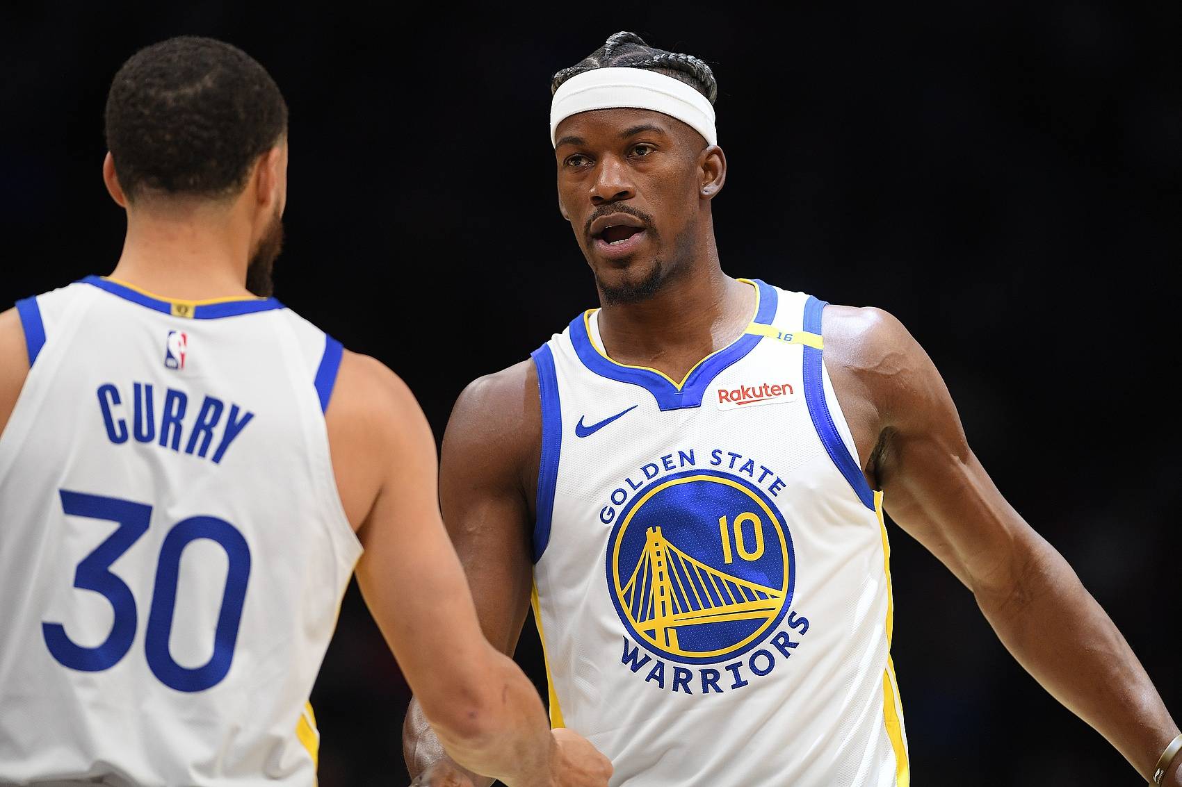 包含湖人球员被曝光恋情绯闻，或将影响球队士气的词条