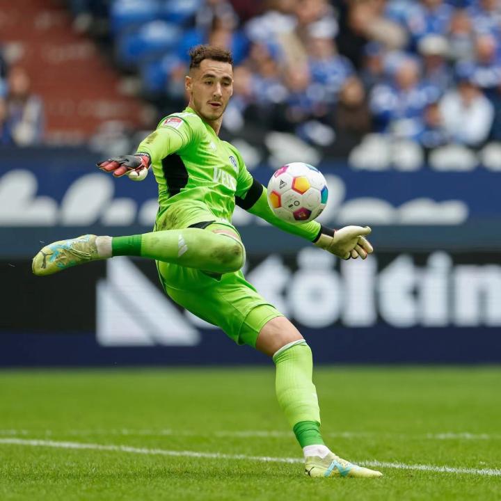 包含沙尔克球队表现强劲，重返德甲争冠阵营的词条