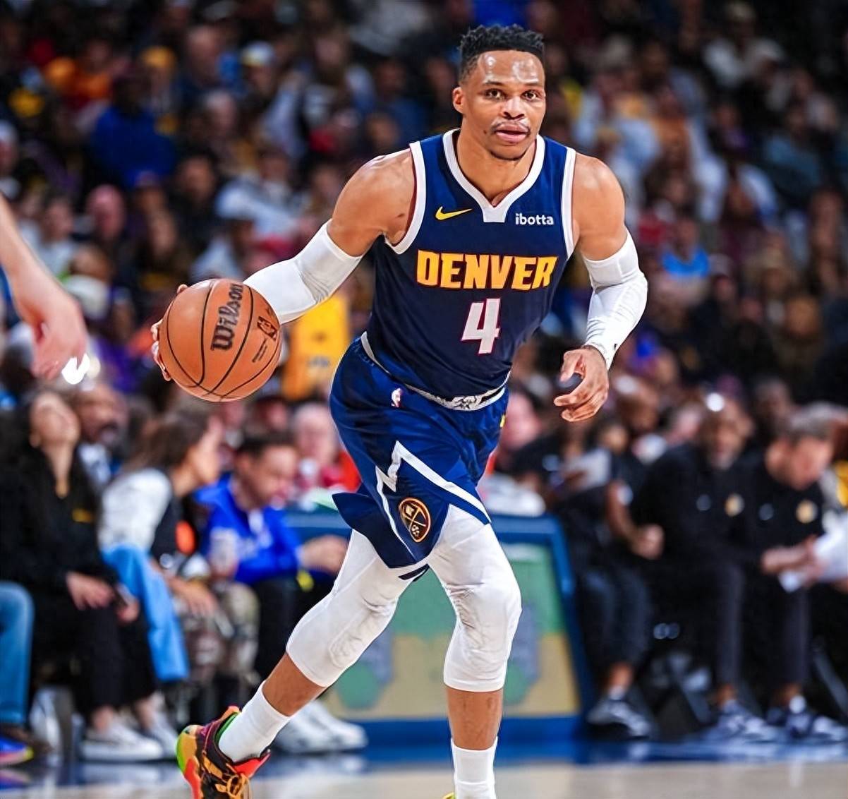 雄鹿队客场战胜火箭，实现八连胜