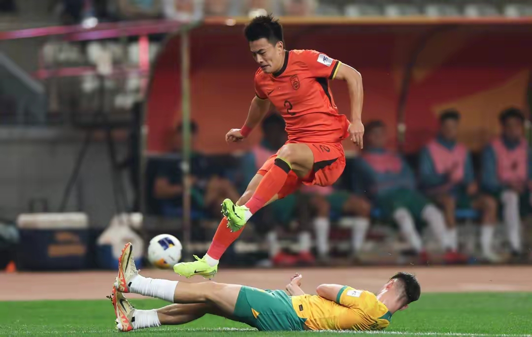 激烈对抗，顶尖体育运动员展现高超技艺